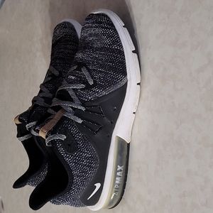 NIKE Air Max Black and white tennis shoes size 7